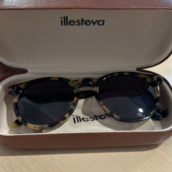 Illesteva Sterling 2 Sunglasses in Tortoise/ Brown Flat - Picture 4 of 8